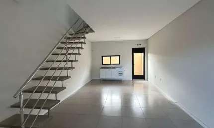 Casa para venda em balneário piçarras, itacolomi, 2 dormitórios, 2 banheiros, 1 vaga