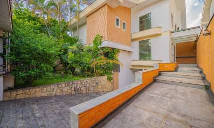 Imperdível sobrado à venda no Parque dos Príncipes! 5 quartos, 1 suíte, sala 3 ambientes, 6 banheiros, 6 vagas de garagem,  piscina em 450m² de área .