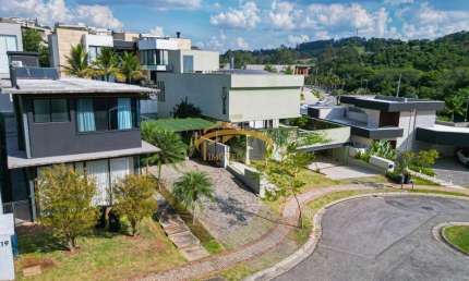Casa em condomínio fechado, com muita segurança e lazer, mobiliada, com 4 suítes, 6 vagas de garagens e piscina.