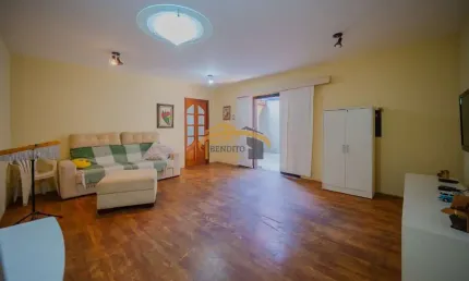 Casa térrea I.A.P.I. Osasco, com 3 vagas de garagem e edícula.