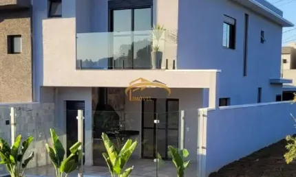 Sobrado para venda em condomínio fechado, Santana de Parnaíba, com 3 dormitórios, sendo 1 suíte, piscina, churrasqueira.