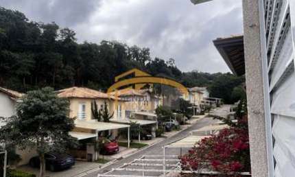 Sobrado à venda em Cotia, condomínio fechado, acima do padrão, com 3 dormitórios, sendo 1 suíte, quintal com churrasqueira, excelente localização.