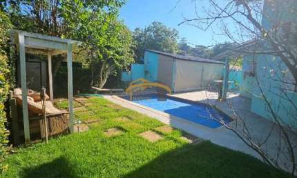 Casa térrea em condomínio fechado, Nova Higienópolis, com 3 suítes, 4 vagas de garagem, quintal com churrasqueira e piscina.