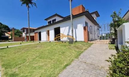Casa com localização privilegiada no condomínio, próxima a portaria. Residencial 5