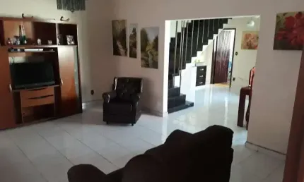 Sobrado para venda, 3 dormitórios, sendo 1 suíte, 4 vagas de garagem, quintal.