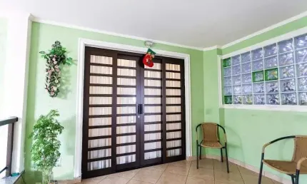 Sobrado vila yolanda, 5 dorm., sendo 2 suítes, 2 vagas de garagem, quintal com churrasqueira.