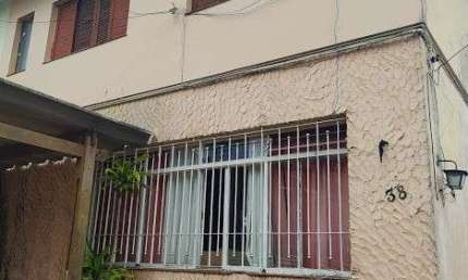 Sobrado com 3 dormitórios, sendo 1 suíte, quintal e garagem para 3 carros.