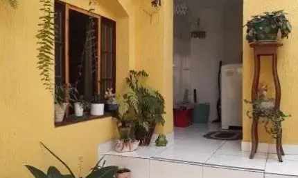 Casa assobradada, no km 18, osasco, com 3 dormitórios, sendo 1 suíte, quintal, garagem para 2 carros e um salão comercial.