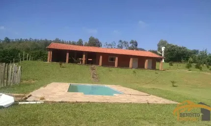 Chácara a venda em Bofete, casa com 3 dorm., sendo 1 suíte, pomar, piscina e edícula.