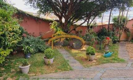 Casa térrea para venda, Vila Campesina, Osasco, com 3 suítes, 4 vagas de garagens, sótão, quintal com churrasqueira.