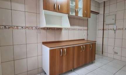Apartamento para locação no Centro de Osasco, com 3 dormitórios, 2 banheiros e 1 vaga de garagem. Perto da Igreja Santo Antônio.