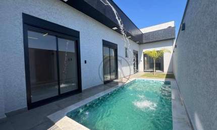Casa de Alto Padrão com Piscina e Design Exclusivo no Condomínio Reserva Ipanema