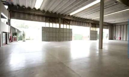 Galpão de 2.936m² total e de área construída, 10 vagas.