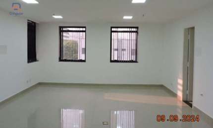 Sala  em Santana, na Rua Ezequiel Freire - a apenas  400 metros do Metro