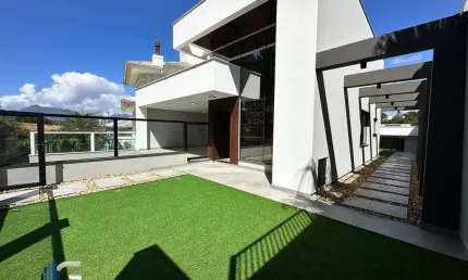 Linda casa ao lado de área verde e próxima ao lago da Pedra Branca