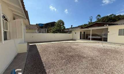 Casa em Biguaçu próximo a BR-101, amplo quintal com escritura publica