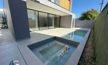 Casa exclusiva no Pedra Branca - 3 suítes com closet