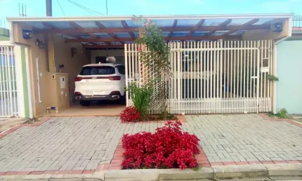 Vende-se Linda Casa Averbada com Sobrado nos Fundos, e com Hidromassagem