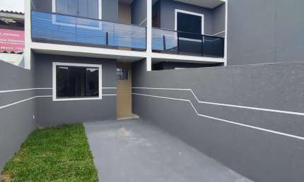 Sobrado com varanda e jardim em Curitiba, Sítio Cercado - Oportunidade única!