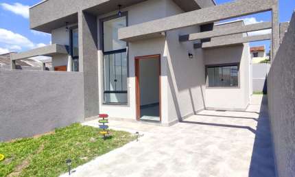 CASA 03 QUARTOS, SUÍTE E PÉ DIREITO ALTO EM ARAUCARIA. EXCELENTE ACABAMENTO