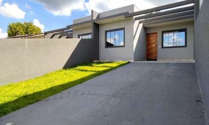 CASA COM SUÍTE E AMPLO ESPAÇO DE TERRENO EM ARAUCÁRIA