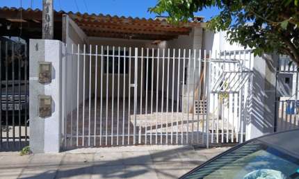 BELA CASA USADA , COM GARAGEM COBERTA E CHURRASQUEIRA LOCALIZADA NO CAMPO DO SANTANA