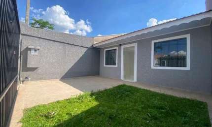 Casa em Araucária com excelente espaço de terreno!  Descritiva: *2 quartos; *Sala; *Cozinha ; *Banheiro; *Lavanderia externa; *Edicula com churrasqueira; *Quintal grande; *Teto em laje; *Textura proje