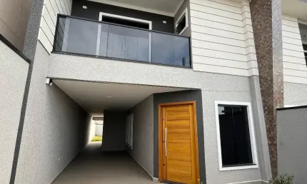 Excelente Sobrado á venda no bairro Costeira! 3 dormitórios sendo 1 suíte c/closet e sacada Amplo terraço  Sala, cozinha, banheiro, lavanderia, lavabo e churrasqueira Espaço de quintal  Garagem cobert