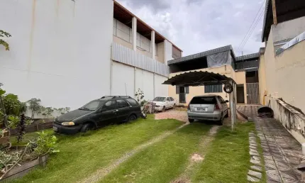 CASA EM BOM ESTADO NA REGIAO DO BAIRRO SANTO ANTONIO EM DIVINOPOLIS MG