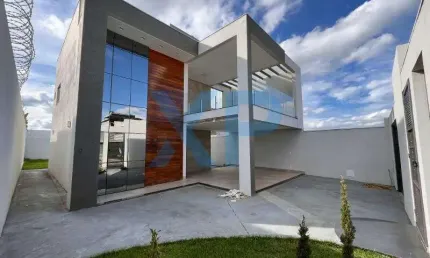 Casa de Alto Padrão no Jardim Betania: 3 Quartos, 1 Suíte, 2 Salas, 2 Banheiros, 4 Vagas de Garagem, 195m². Venha viver com estilo e conforto!