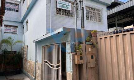 Espetacular Casa à Venda no Centro de Divinópolis-MG: 3 Quartos, 2 Salas, 2 Banheiros, 260m² de Área!