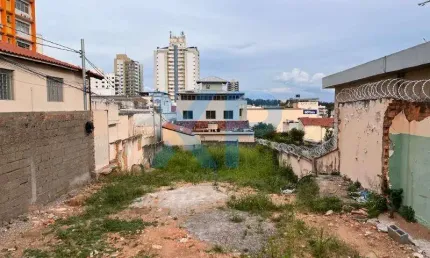 Terreno à venda no Centro de Divinópolis-MG: Infraestrutura completa, rua asfaltada e vizinhança tranquila!