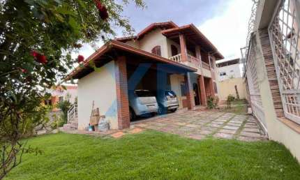 Espetacular Casa à Venda no Centro de Divinópolis-MG: 4 Quartos, 1 Suíte, 3 Salas e 2 Vagas de Garagem!