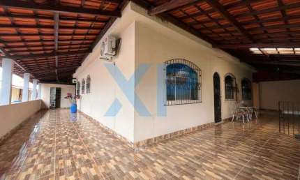 Casa à venda em Divinópolis-MG, 4 quartos, 1 suíte, 2 salas, 2 banheiros, 6 vagas - 105 m² de área construída.