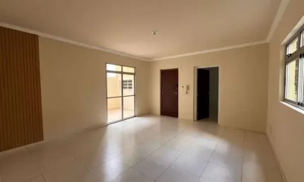 Apartamento à venda no Centro de Divinópolis-MG: 3 quartos, 1 suíte, 2 salas, 1 banheiro, 2 vagas, 115m² - 1° andar com área externa.