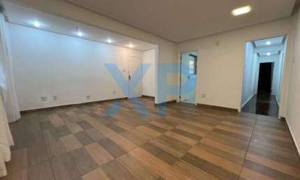 Apartamento de 3 quartos no Centro de Divinópolis-MG: 1 suíte, 2 salas, 1 banheiro, 1 vaga na garagem, 130m² de área - Espaçoso e com área externa!