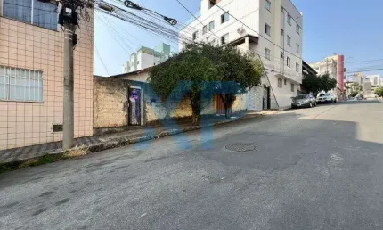 IMÓVEL COMERCIAL NO CENTRO DE DIVINÓPOLIS-MG: Casa com 3 quartos, 2 salas, 2 banheiros, 3 vagas de garagem e 120,00m² de área.