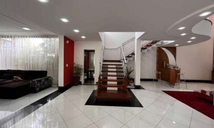 Impecável Casa Duplex de 4 Quartos e 2 Suítes em Divinópolis-MG, Bairro Levindo Paula Pereira - 540m² de Puro Conforto!