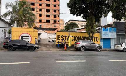 Terreno Comercial no Centro de Divinópolis-MG - 700m² na Av. Getúlio Vargas - Ideal para Investidores e Construtores