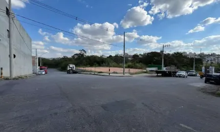Apresentamos uma excelente oportunidade em divinópolis: dois lotes com aproximadamente 712 m² no total, ideais para construção imediata.