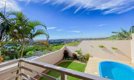 Casa com 4 quartos à venda na Rua Pedro Carneiro Pereira, --, Teresópolis, Porto Alegre por R$ 1.750.000