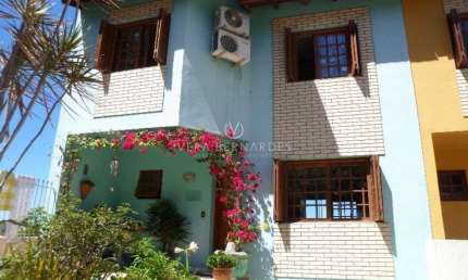 Casa com 3 quartos à venda na Rua dos Guananas, 63, Espírito Santo, Porto Alegre por R$ 650.000