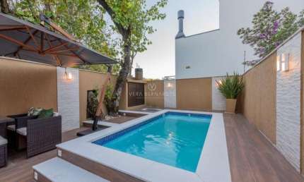 Casa em condomínio fechado com 3 quartos à venda na Rua Goitacaz, --, Vila Assunção, Porto Alegre por R$ 1.700.000
