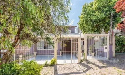 Casa com 3 quartos à venda na Rua Burum, --, Vila Assunção, Porto Alegre por R$ 1.000.000