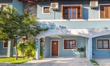 Casa em condomínio fechado com 3 quartos à venda na Rua Upamaroti, 100, Cristal, Porto Alegre por R$ 980.000