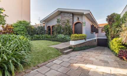 Casa com 3 quartos à venda na Rua Inhanduí, 252, Cristal, Porto Alegre por R$ 1.600.000