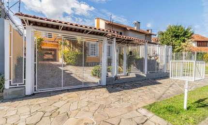 Casa com 4 quartos à venda na Rua Paulo Derly Strehl, 30, Espírito Santo, Porto Alegre por R$ 2.499.000