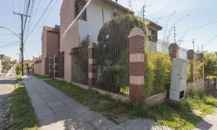 Casa com 3 quartos à venda na Rua Padre João Batista Reus, 2268, Camaquã, Porto Alegre por R$ 2.000.000
