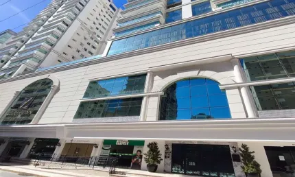 Apartamento com 3 quartos à venda na Rua 238, --, Meia Praia, Itapema por R$ 2.500.000