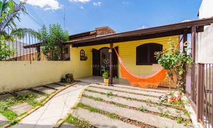 Casa com 3 quartos à venda na Rua Jair de Moura Calixto, --, Ipanema, Porto Alegre por R$ 325.000